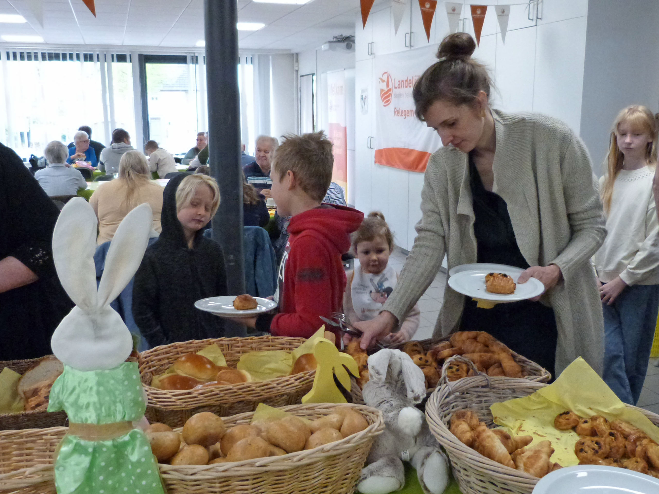 super ontbijt met alles erop en eraan en paaseieren rapen met de echte paashaas