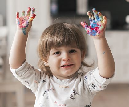 Kindje aan het verven