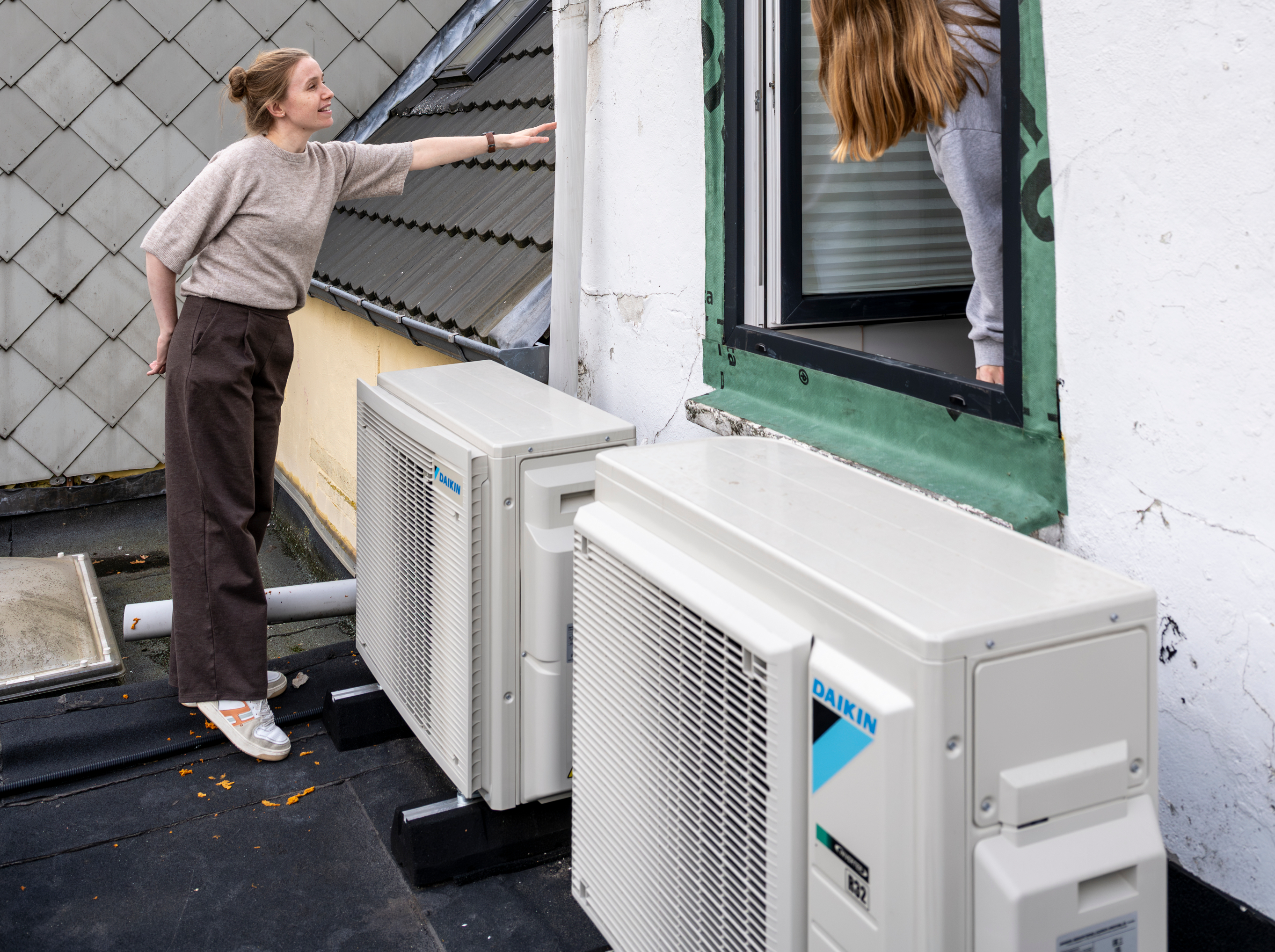 Zicht op warmtepompen op een dak.