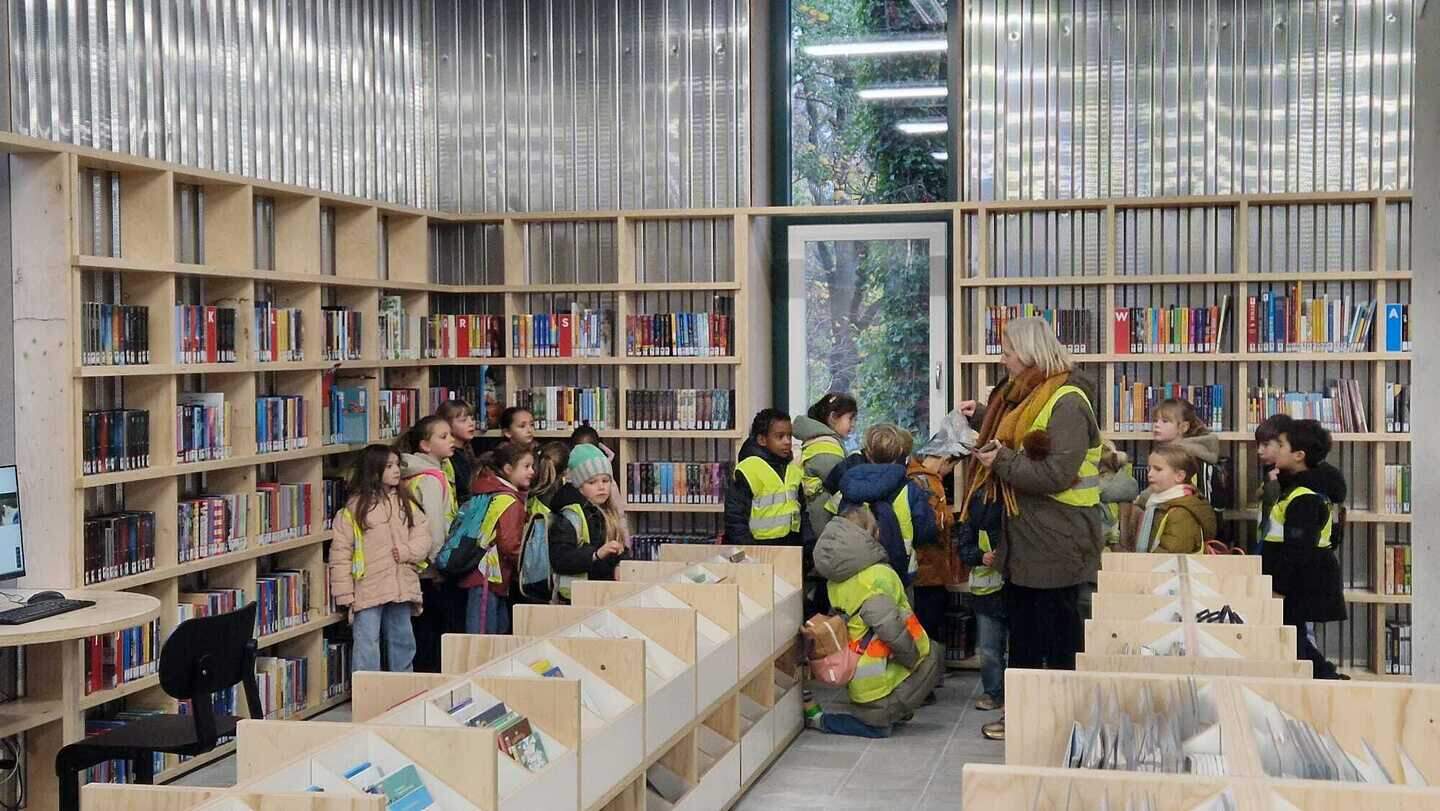 Klasbezoek aan nieuwe bibliotheek
