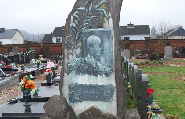 Grafmonument van meester De Wolf