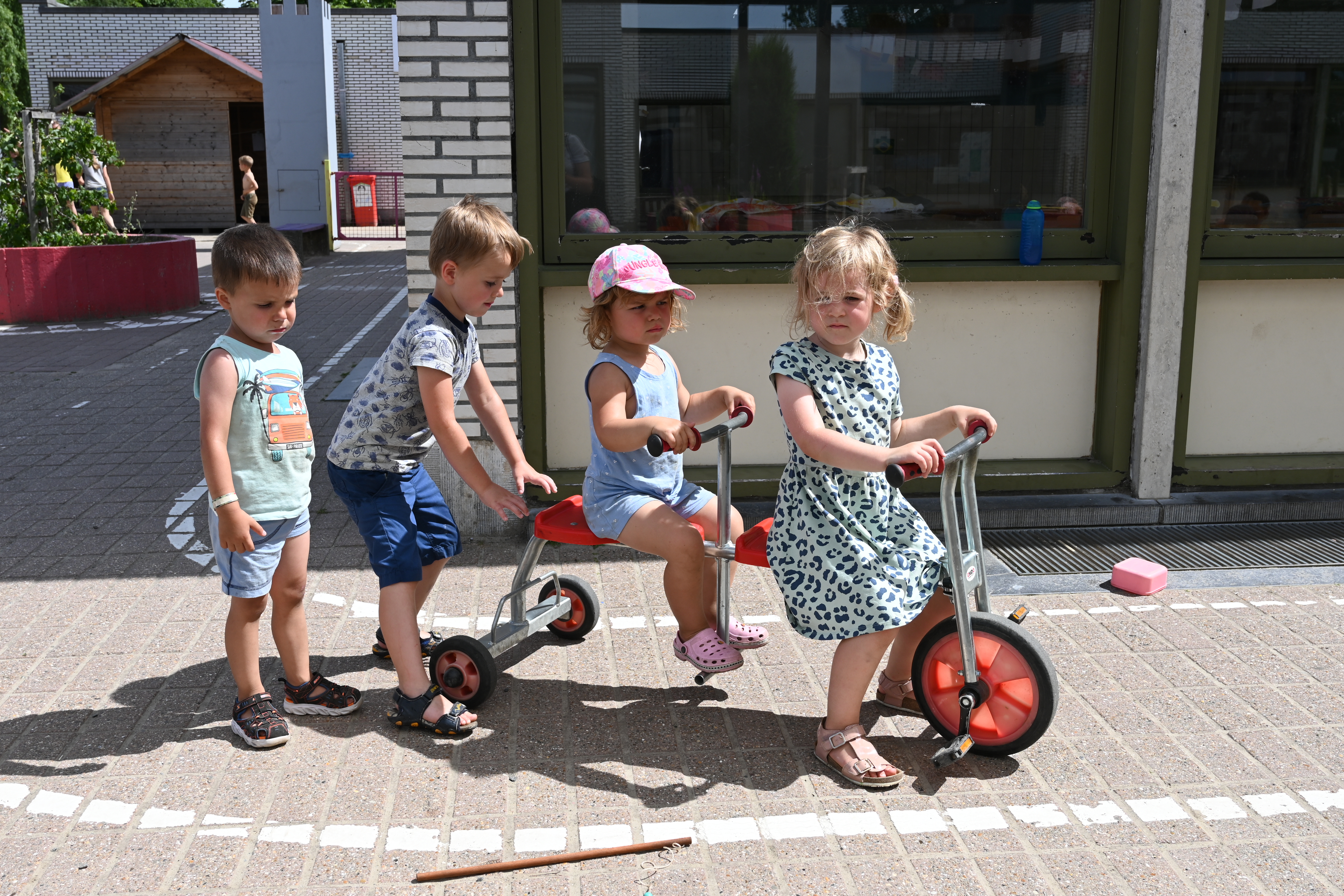 kleuters op fiets