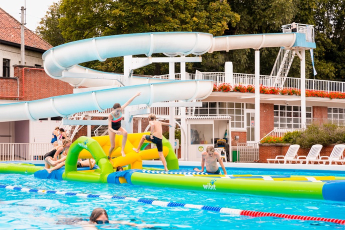 Openluchtzwembad met glijbaan in Kortrijk