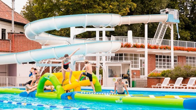 Openluchtzwembad met glijbaan in Kortrijk