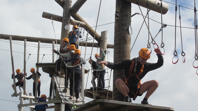 Kinderen op een touwenparcours