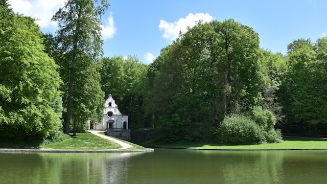 Gerestaureerde Sint-Gertrudiskapel in het kasteelpark