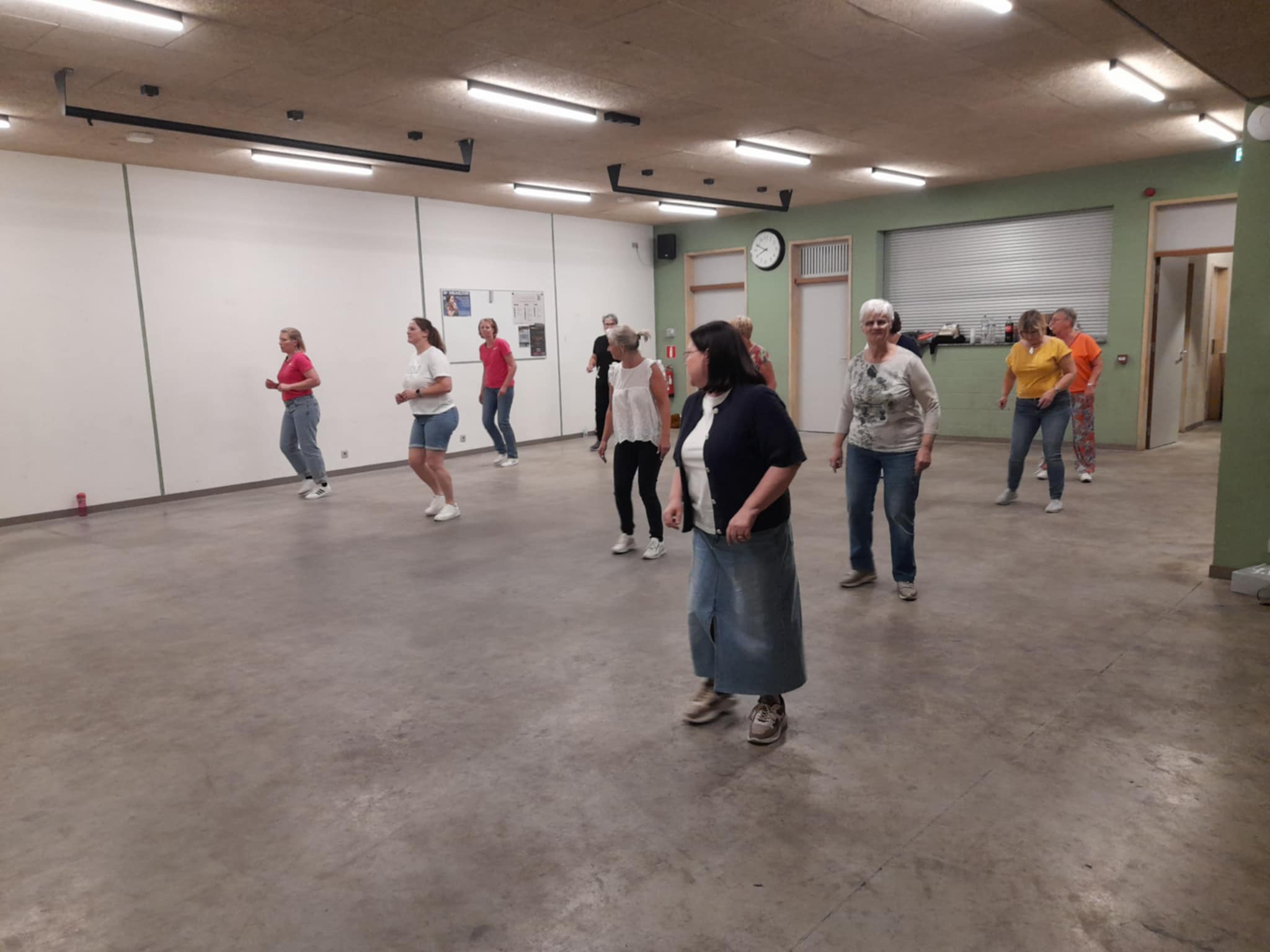 Line dancers in actie