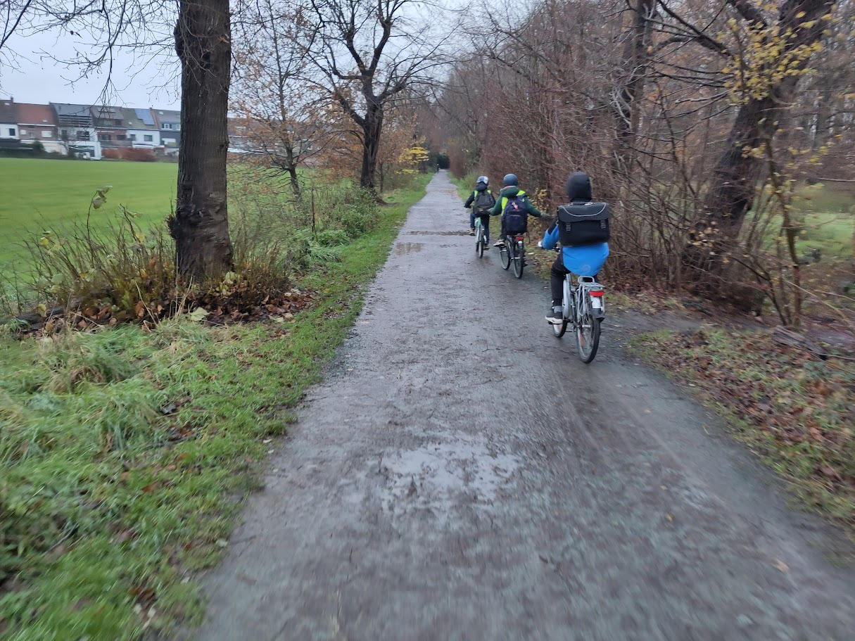 Deze kinderen mogen helemaal alleen van school naar huis fietsen. Trage wegen zijn bij uitstek wegen voor kinderen. Veilig, gezonde lucht en er valt altijd wel iets te beleven onderweg.