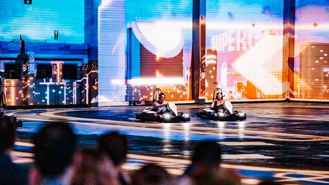 Karten met een twist! Supercube heeft de oude baan laten vallen en vervangen door een interactieve digitale speeltuin die 360° op de vloer en muren wordt geprojecteerd.