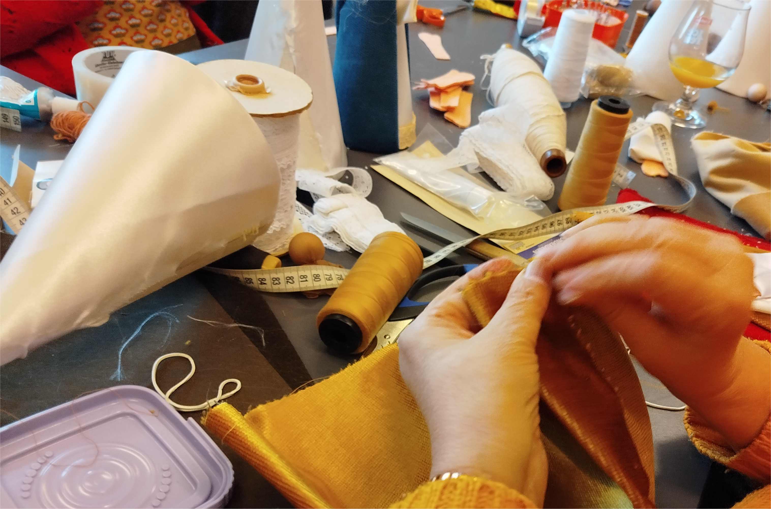 Tijdens onze gezellige naainamiddagen kun je in een ontspannen sfeer aan de slag met je eigen projecten. Of je nu al wat ervaring hebt of nog nooit een draad in een naald hebt gestoken: iedereen is welkom.