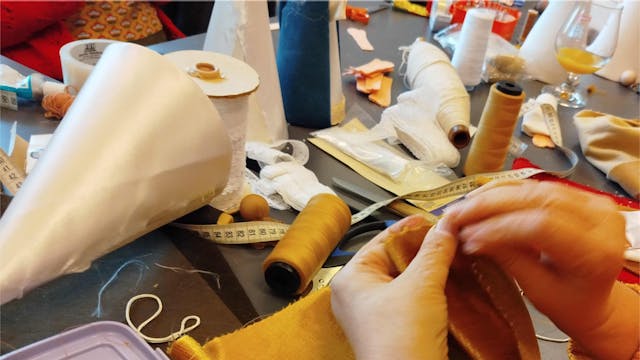 Tijdens onze gezellige naainamiddagen kun je in een ontspannen sfeer aan de slag met je eigen projecten. Of je nu al wat ervaring hebt of nog nooit een draad in een naald hebt gestoken: iedereen is welkom.