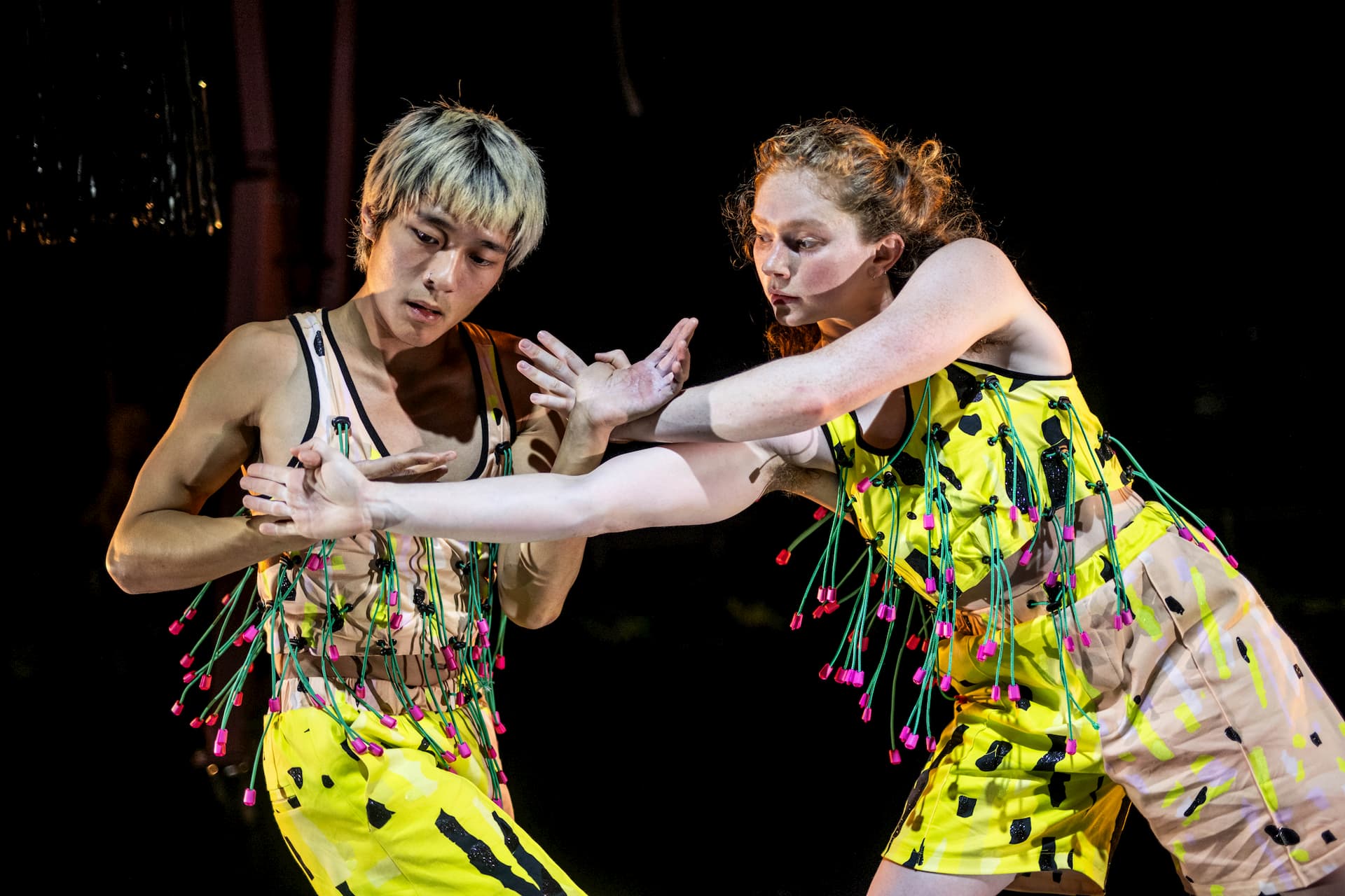 COM foto EVERY_BODY NOT STANDING - ALEXANDER VANTOURNHOUT dans web © Bart Griete