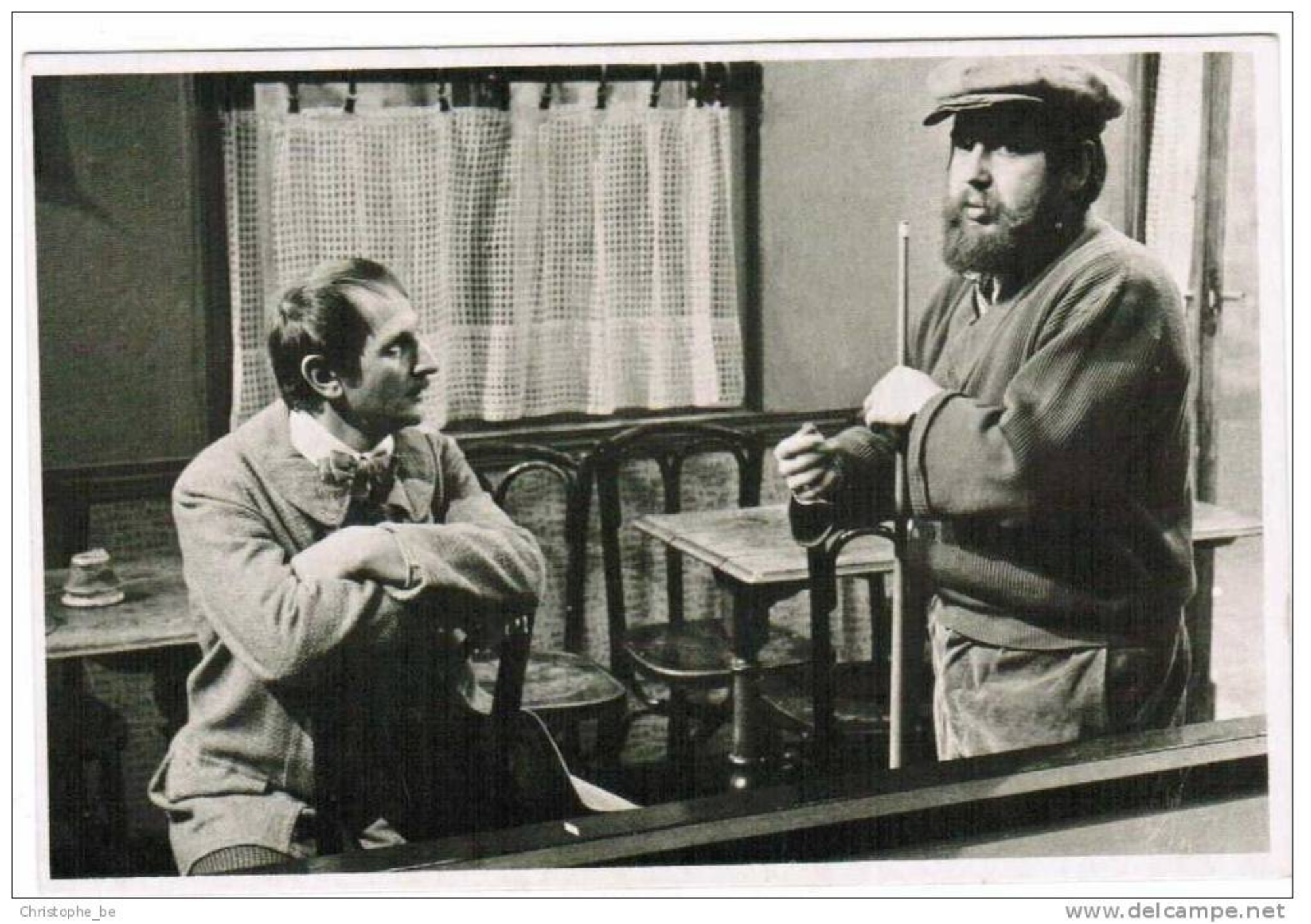 zwart-wit foto van twee mannen in een café.