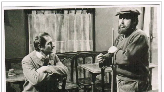 zwart-wit foto van twee mannen in een café.