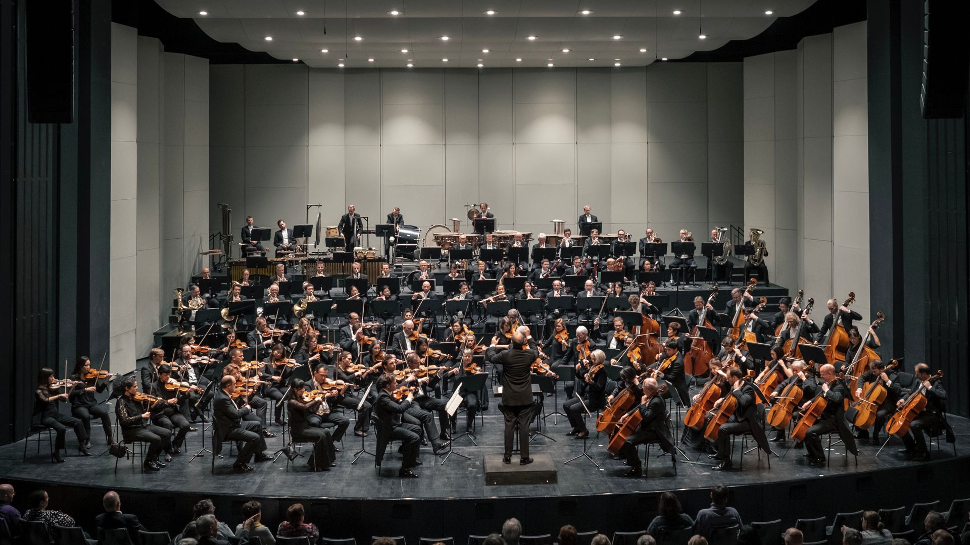 foto van Neue Philharmonie Westfalen op het podium