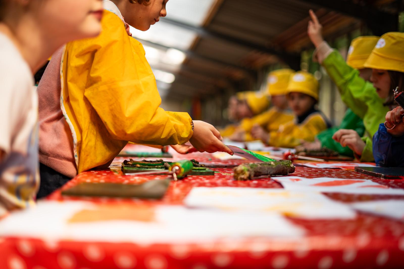 Kinderen die aan het schilderen zijn