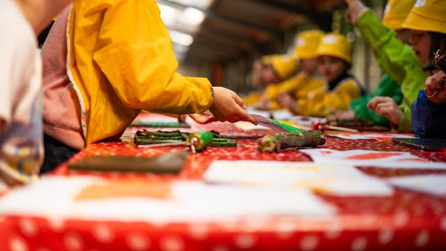 Kinderen die aan het schilderen zijn