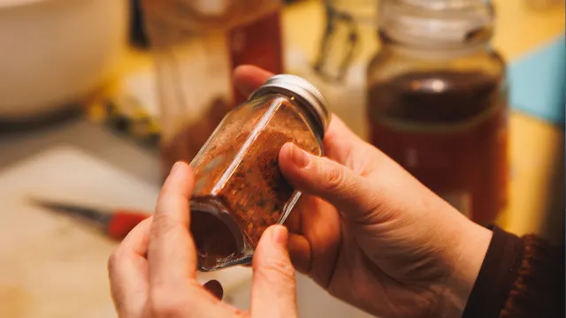 Culinaire cadeautjes: kruidige mixen en oliën