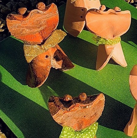 Maak vrolijk kwakende kikkers uit klei