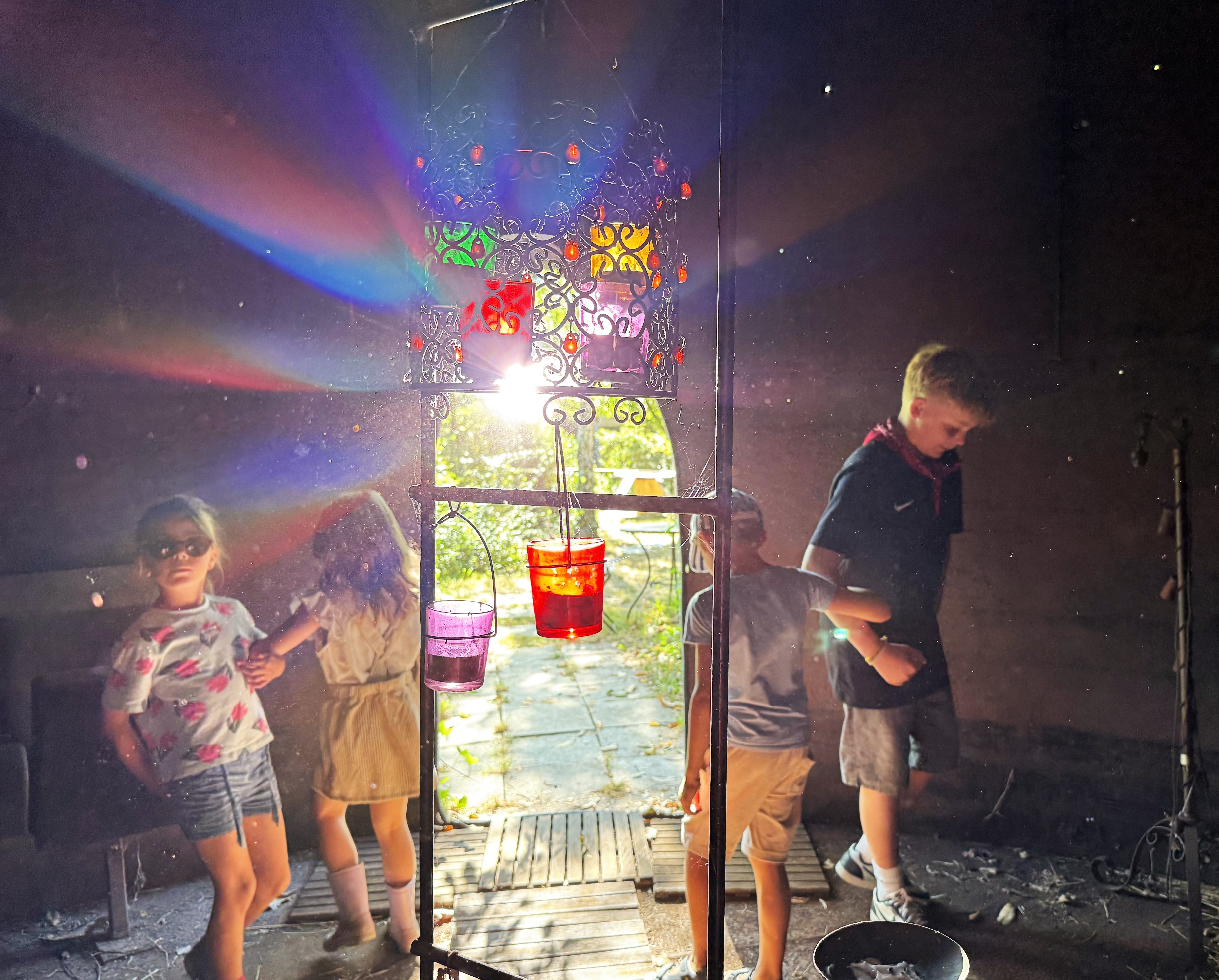 Kijk de zon op de glazen potjes maken een regenboog!