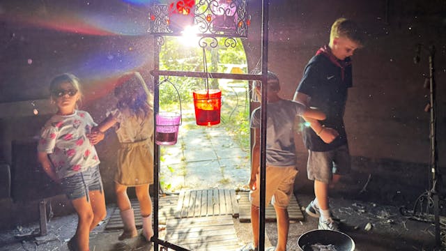 Kijk de zon op de glazen potjes maken een regenboog!