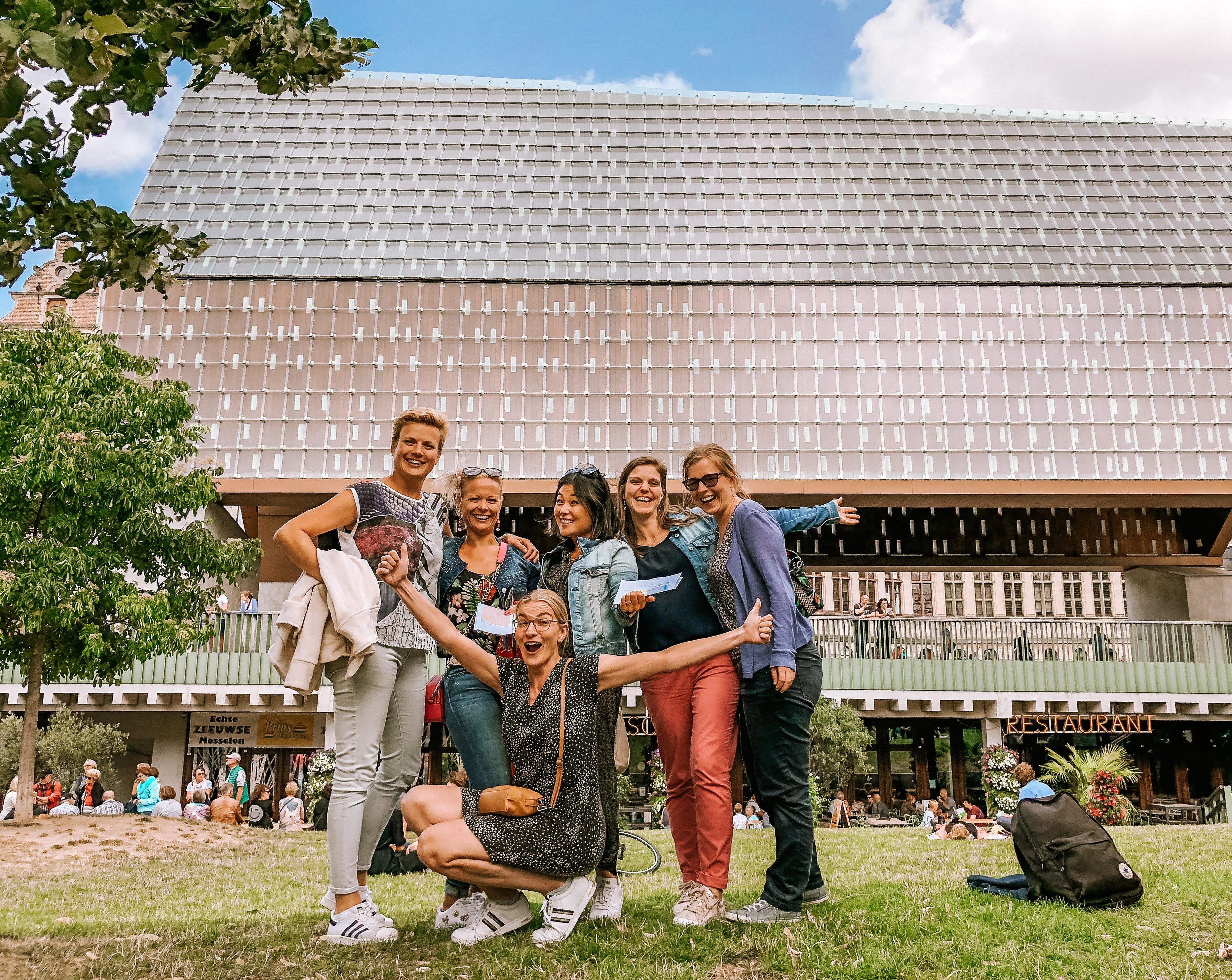 Vriendinnen klaar voor het stadsspel aan de stadshal