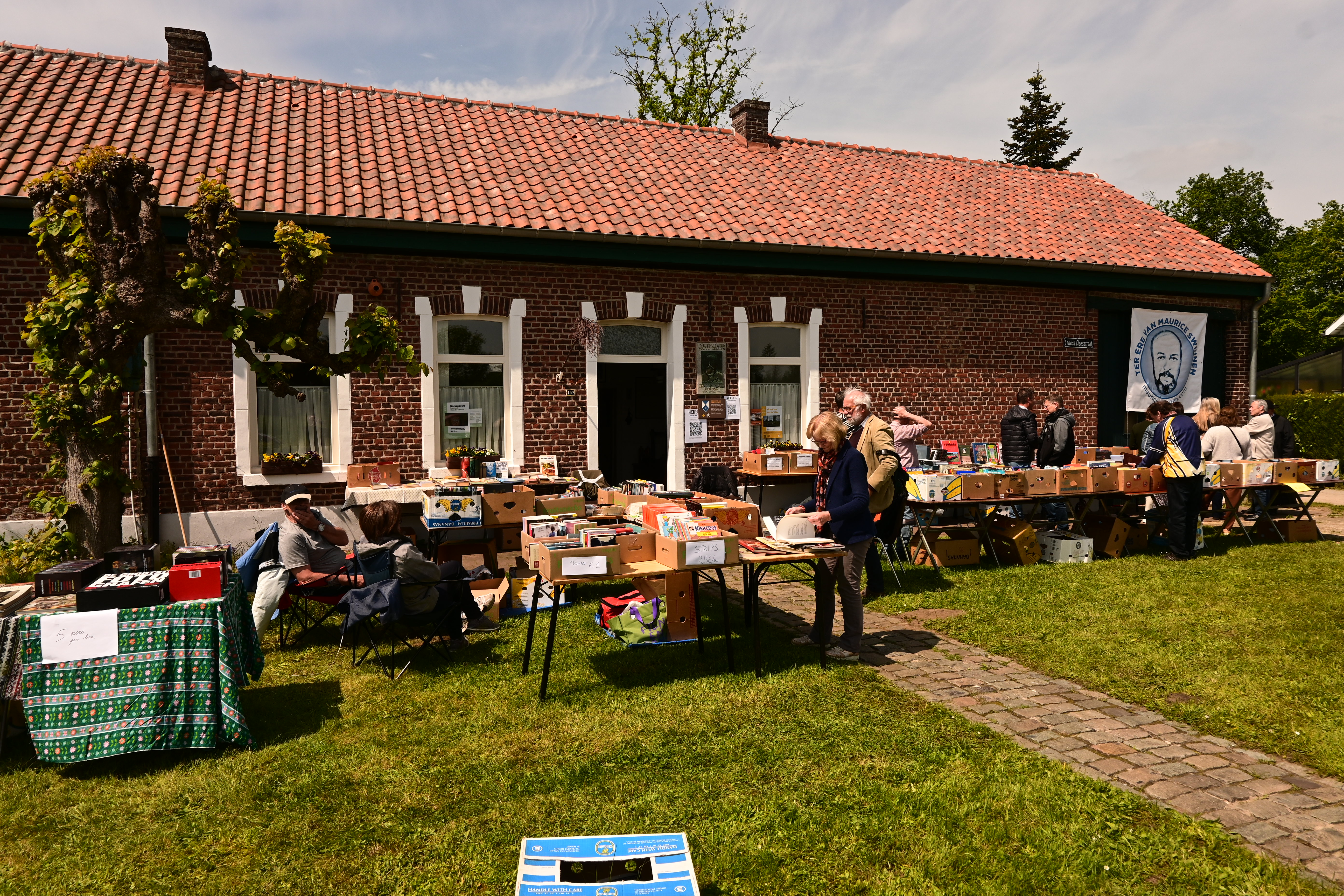 Gezellige boekenbeurs in de tuin van Huize Ernest Claes