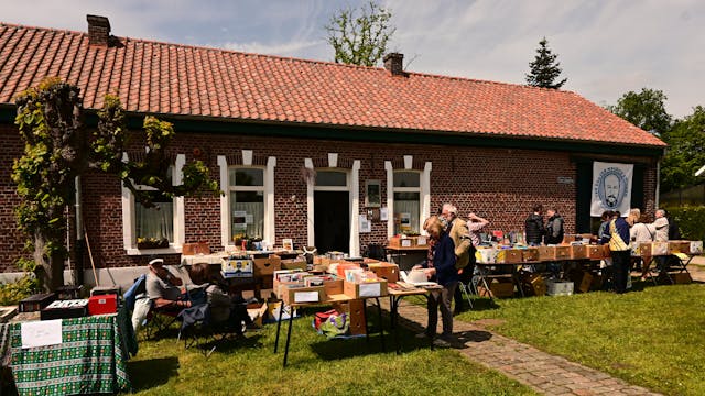 Gezellige boekenbeurs in de tuin van Huize Ernest Claes