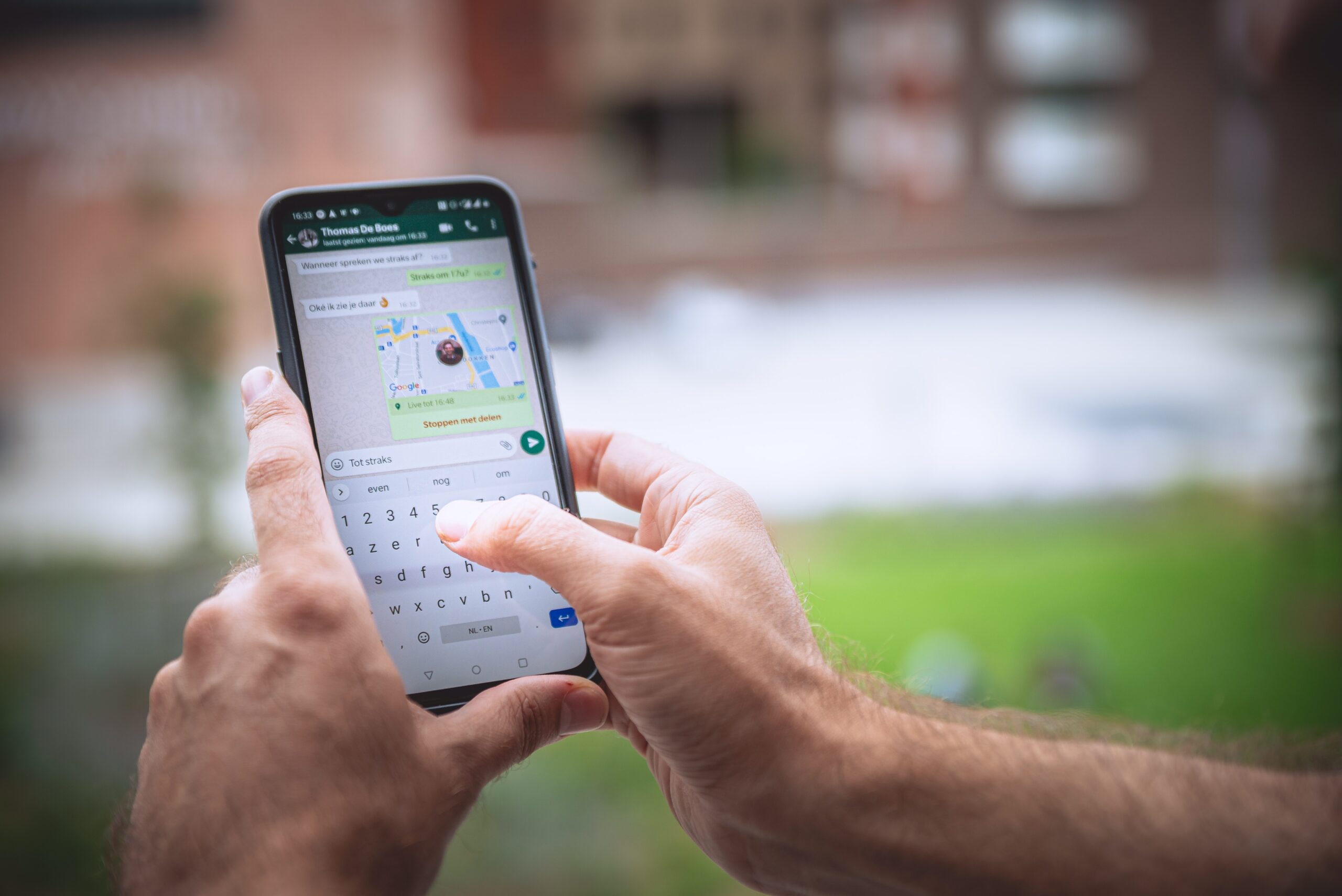 Persoon stuurt bericht via Whatsapp