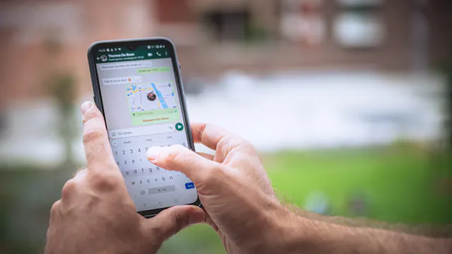 Persoon stuurt bericht via Whatsapp