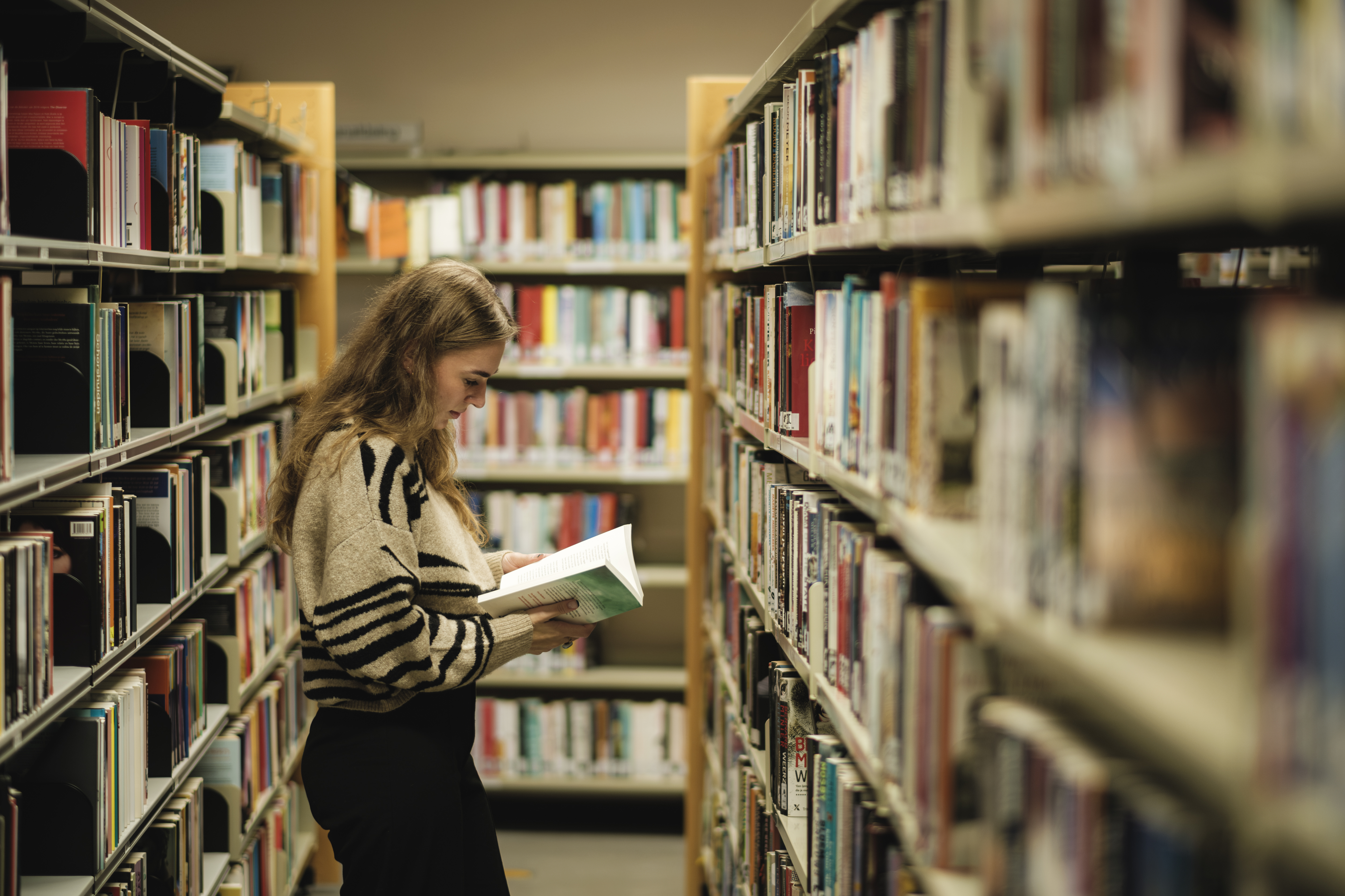 foto van een lezer in de bib