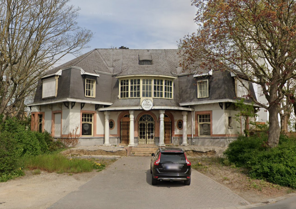 Zicht op de voormalige directeurswoning