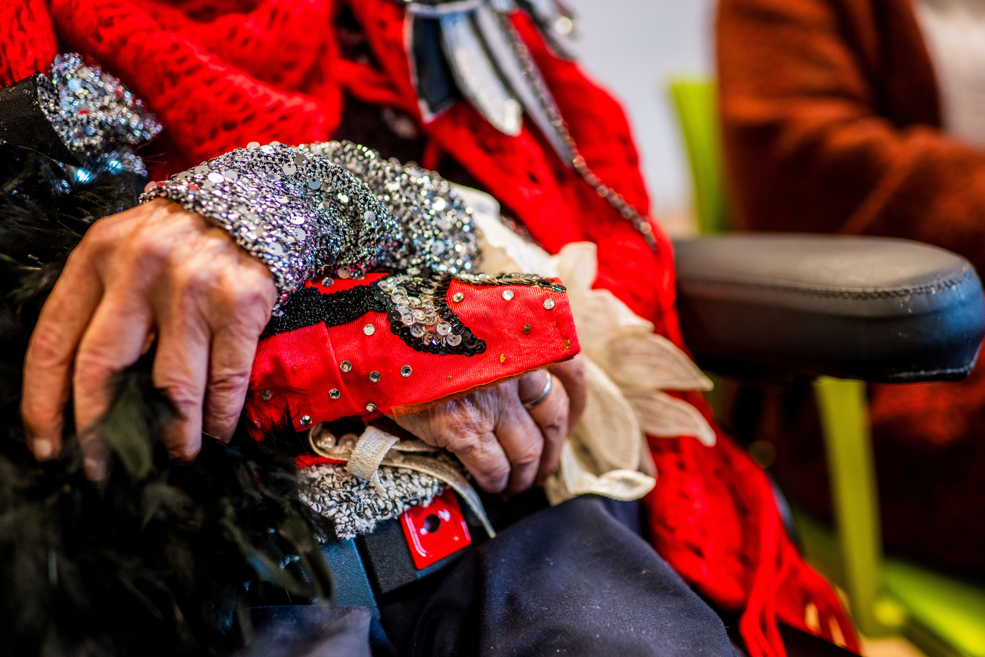 Handen oude vrouw met zelfgemaakt voelkledingstuk