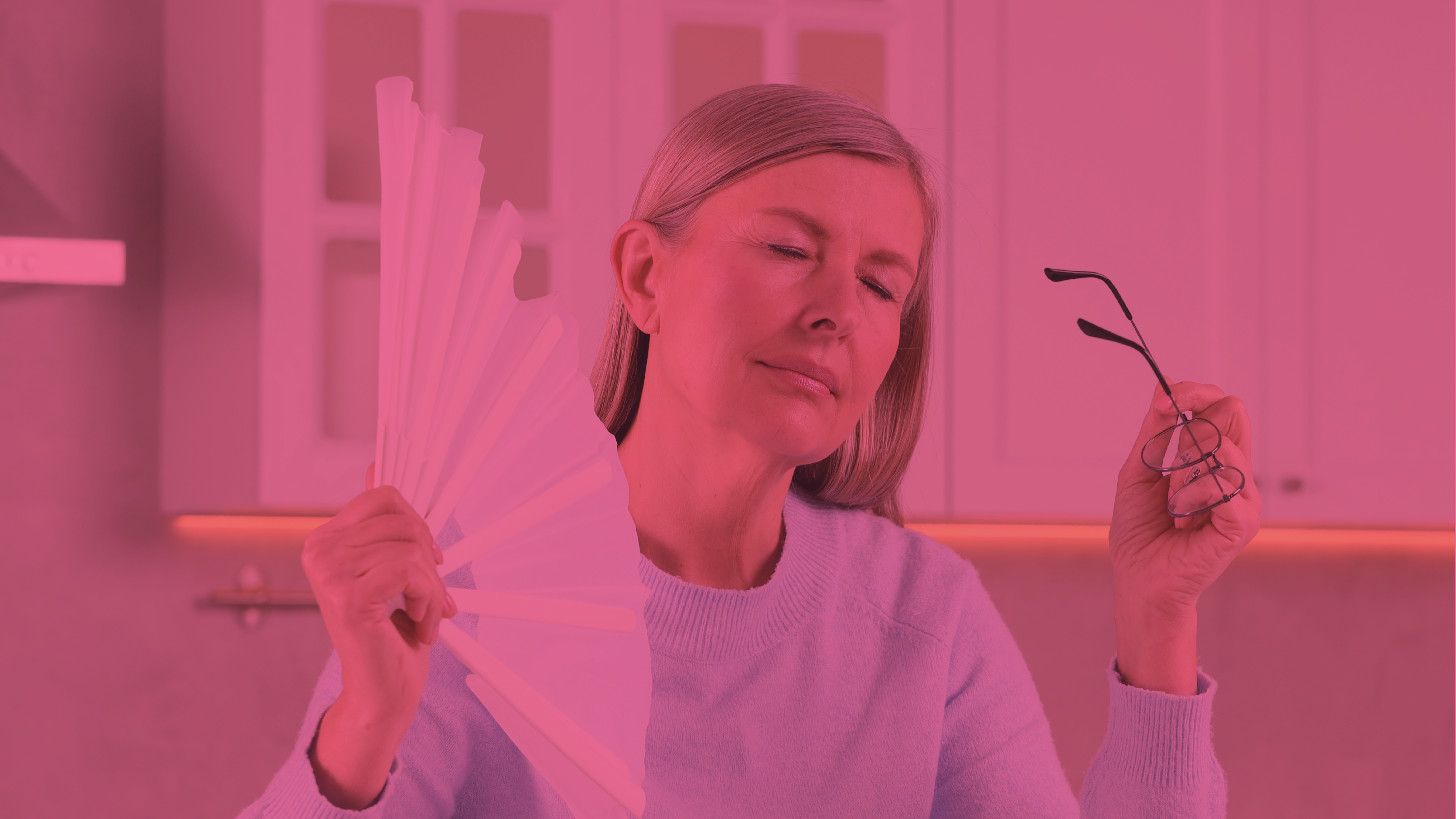 vrouw met handwaaier