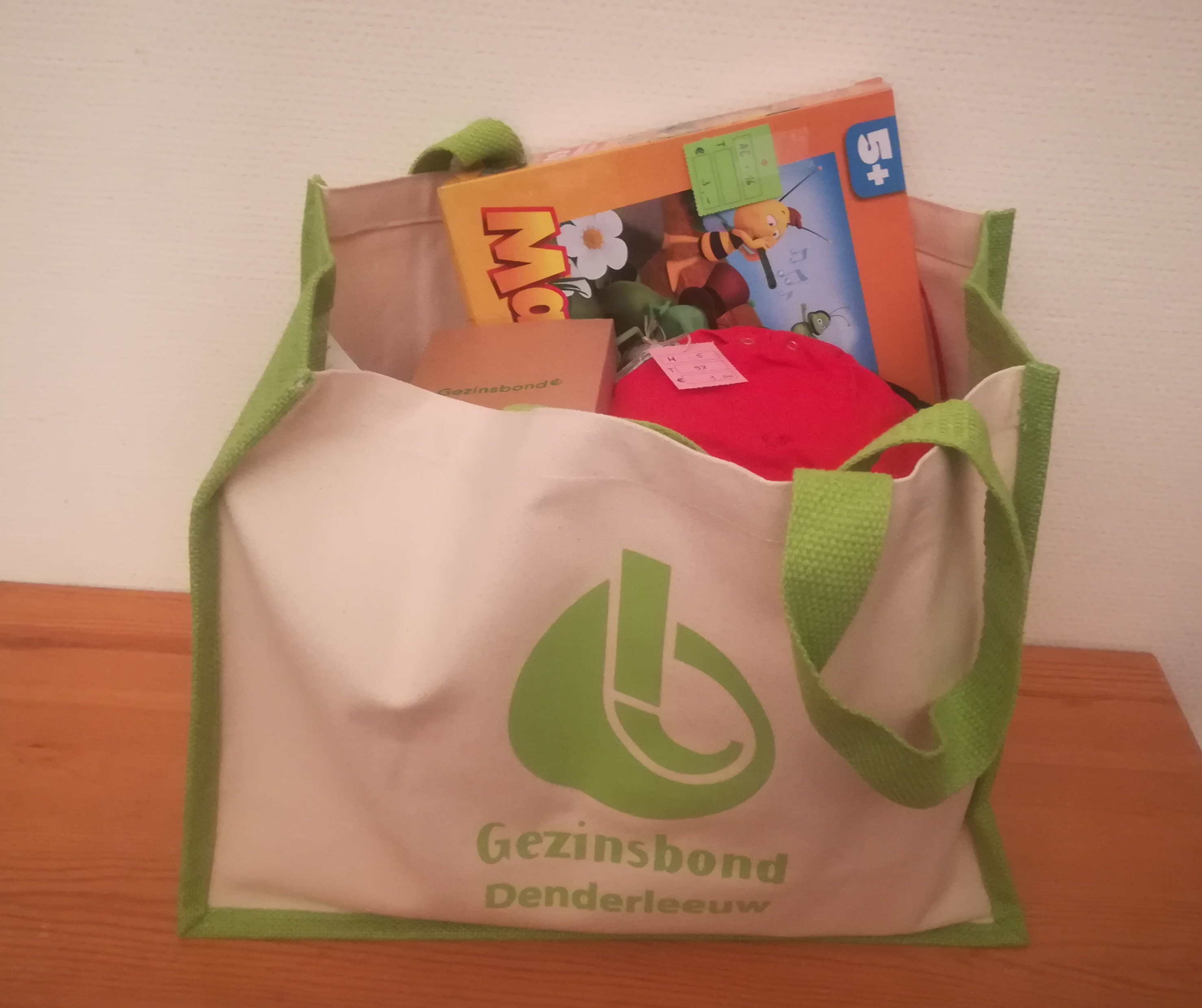 Geef te klein geworden kleren of uitgespeeld speelgoed een tweede leven