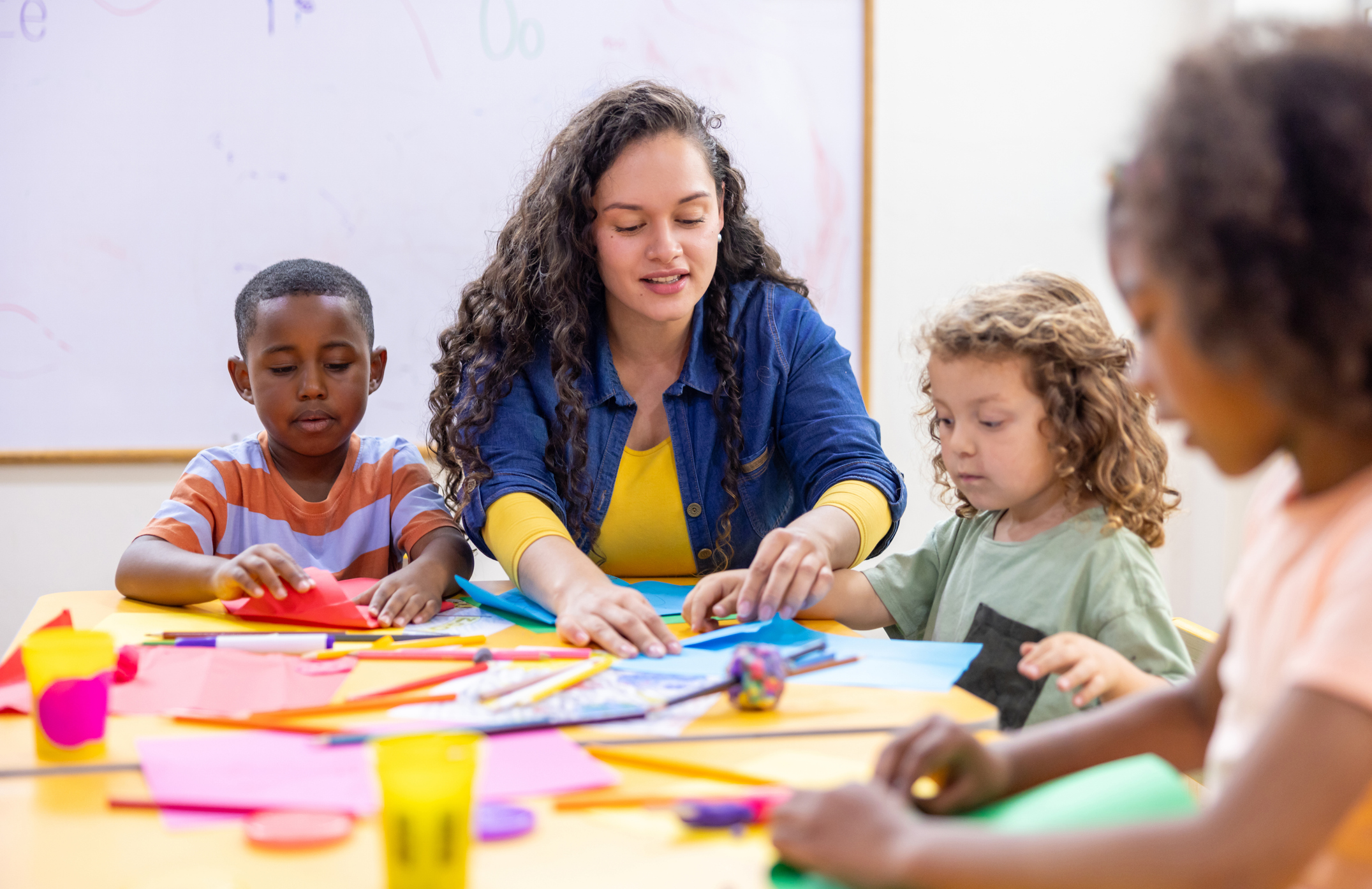 Ouders en kinderen knutselen samen in een Huis van het Kind in Antwerpen.