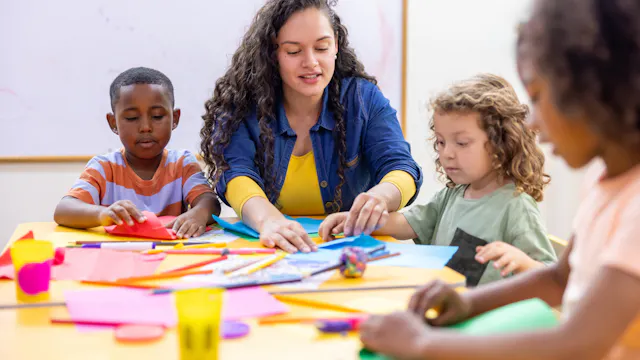 Ouders en kinderen knutselen samen in een Huis van het Kind in Antwerpen.