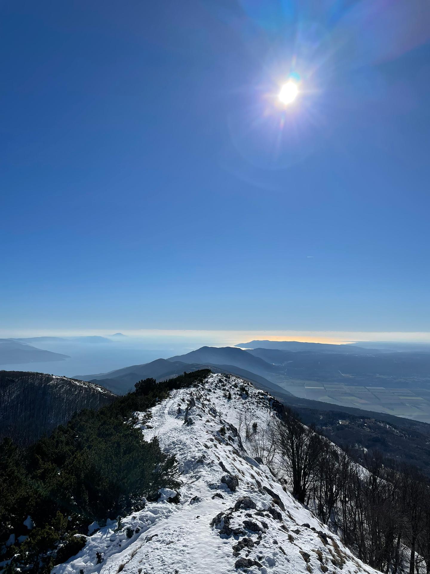 BIJ DE REIKI 2 LIGT DE NADRUK OP HET ENERGETISCH WERKEN BUITEN RUIMTE EN TIJD. JE LEERT DE SYMBOLEN AAN. WE GAAN AAN DE SLAG MET JE INNERLIJKE KIND EN JE VOOROUDERLIJKE LIJN. REIKI 2 OPENT DE DIEPERE LAGEN IN JEZELF.