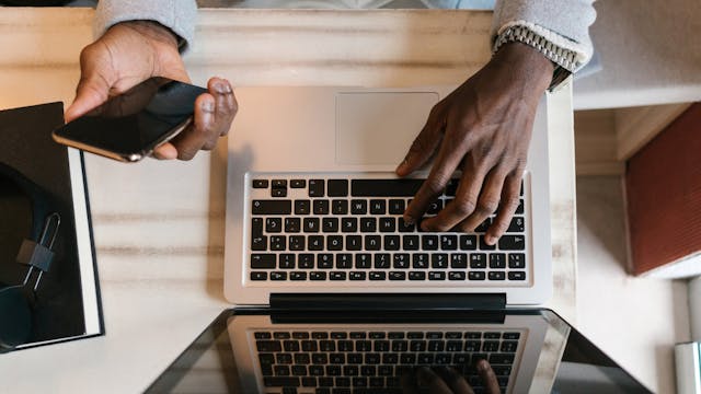 laptop en smartphone