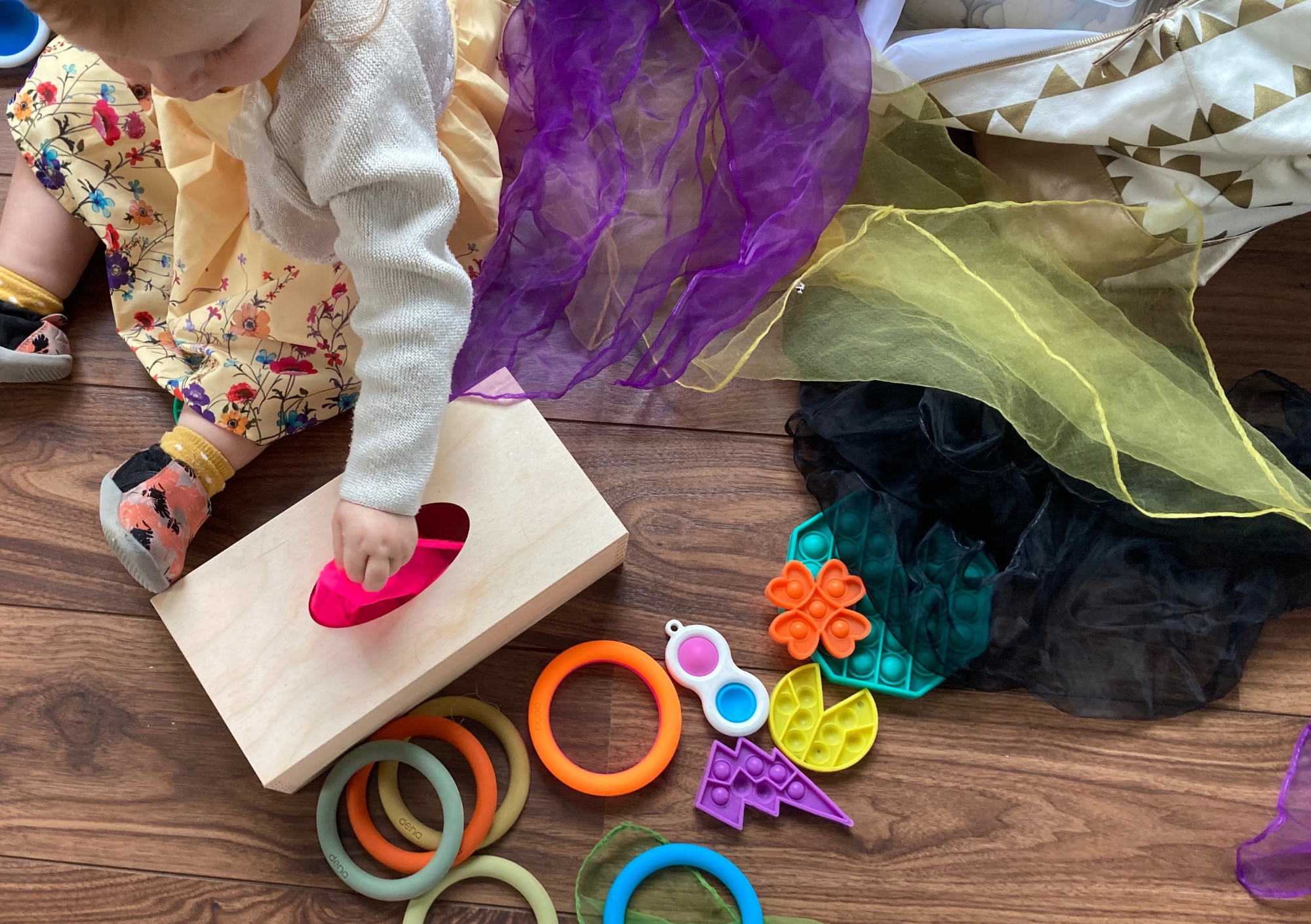 een kind speelt met open-einde speelgoed