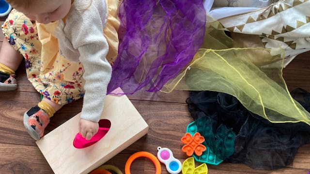 een kind speelt met open-einde speelgoed