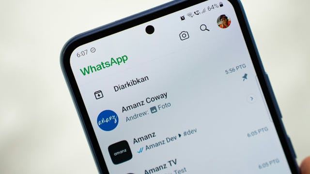 Bovenste deel van een smartphone waarop het scherm met chats in WhatsApp te zien is