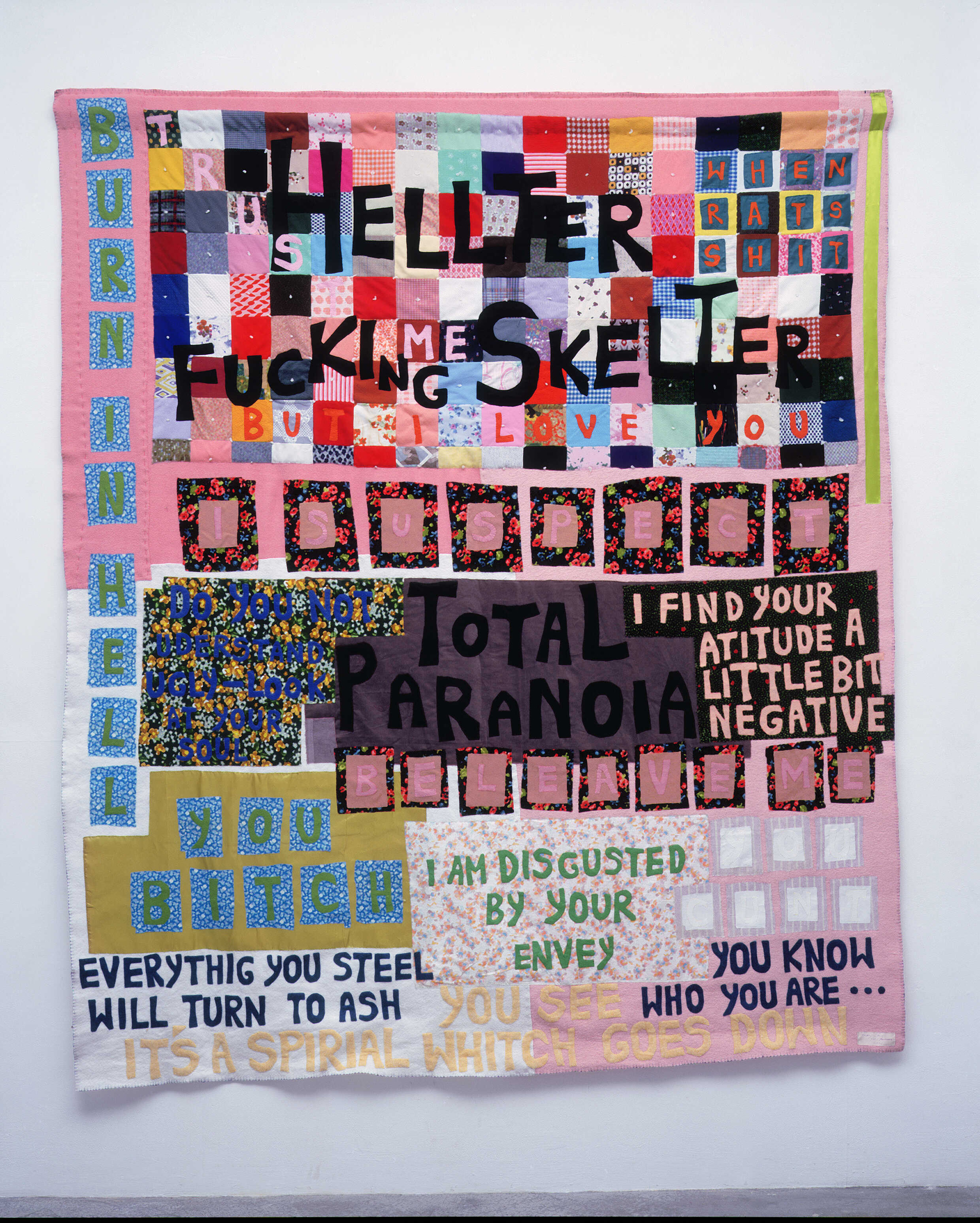 Tracey Emin, Hellter Fucking Skelter, 2001, quilt, 253 x 220 cm, copyright Tracey Emin, Courtesy Jay Jopling/ White Cube, Londen, Foto: Stephen White.  