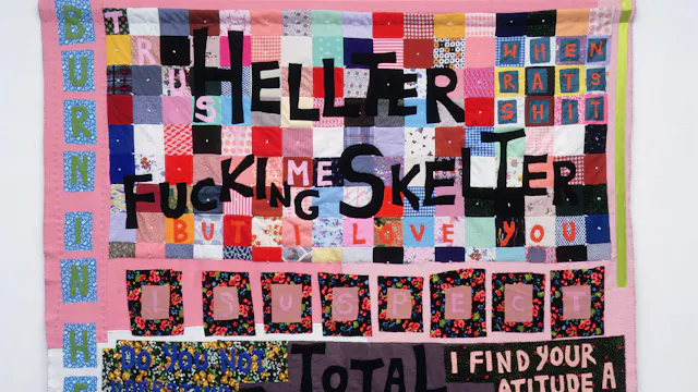 Tracey Emin, Hellter Fucking Skelter, 2001, quilt, 253 x 220 cm, copyright Tracey Emin, Courtesy Jay Jopling/ White Cube, Londen, Foto: Stephen White.