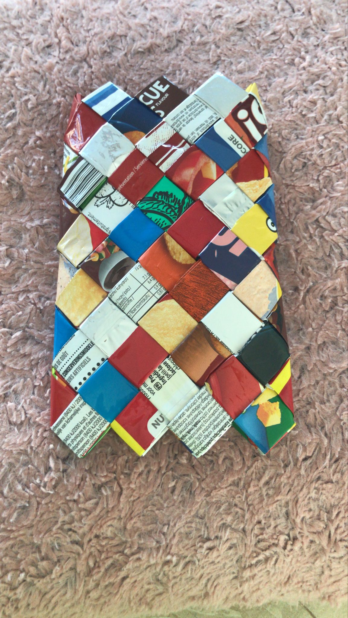 Frontaal zicht van de geweven etui