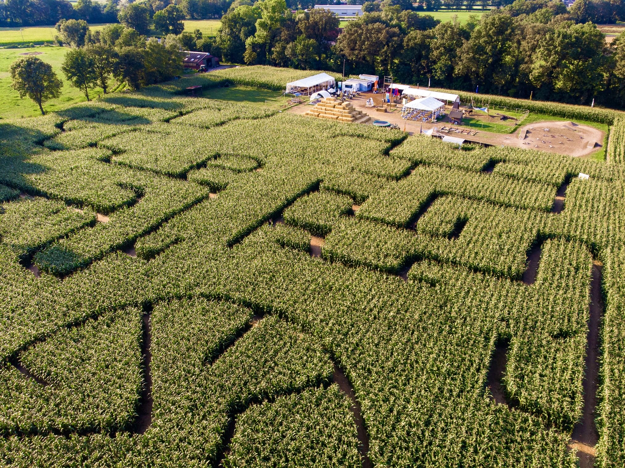 Luchtfoto van het maisdoolhofpeer 2023