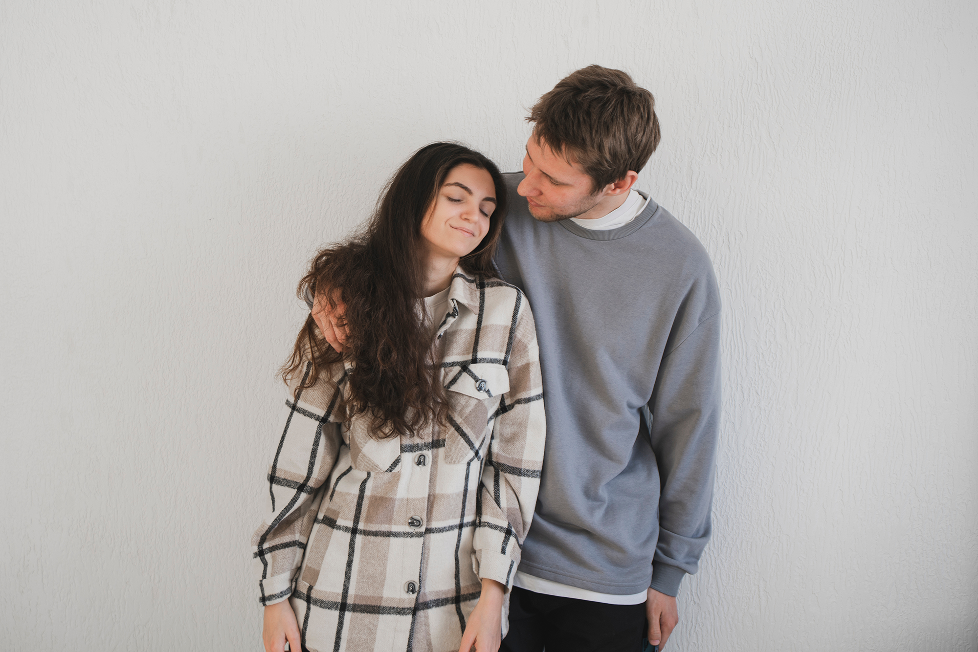 Man geeft zijdelingse troostende knuffel aan vrouw