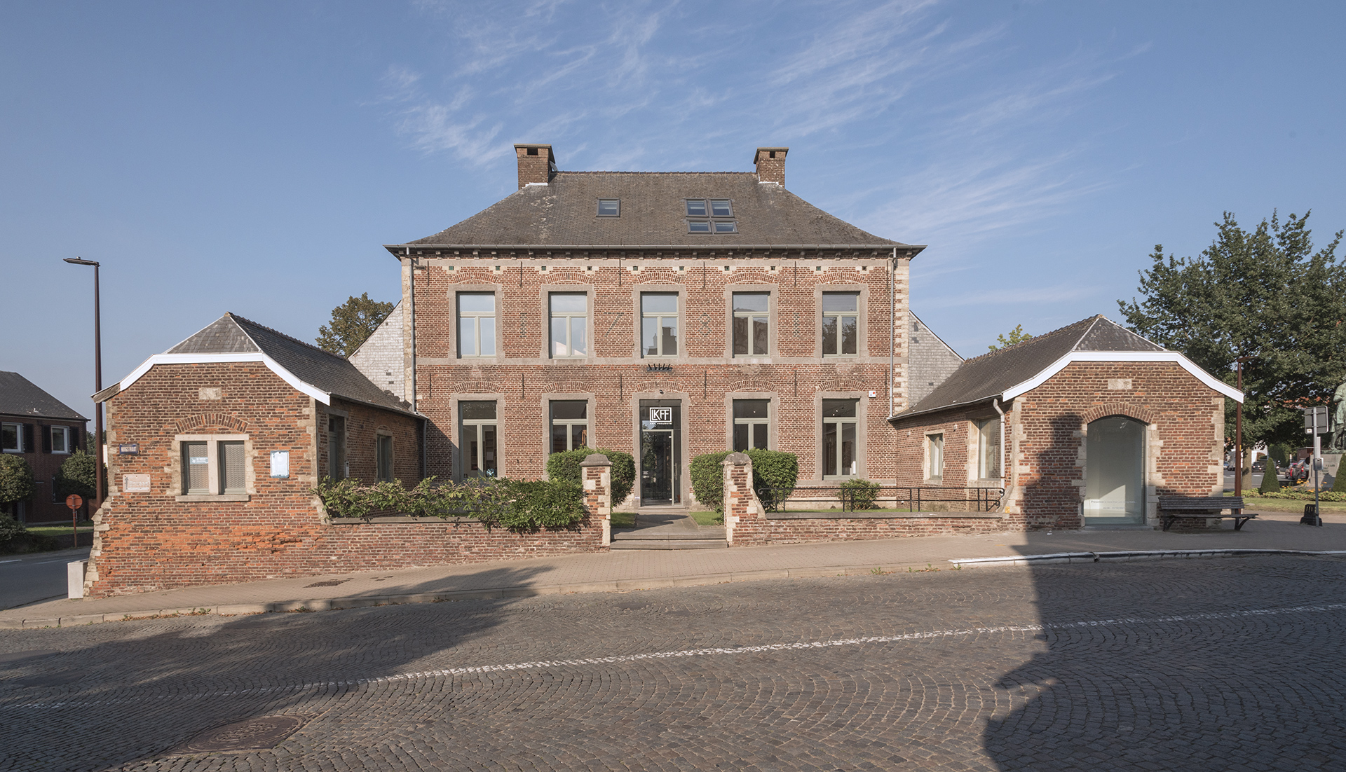 LKFF is gelegen te Hoogstraat nr 1 in Beersel, een oude pastorij gebouwd in 1871