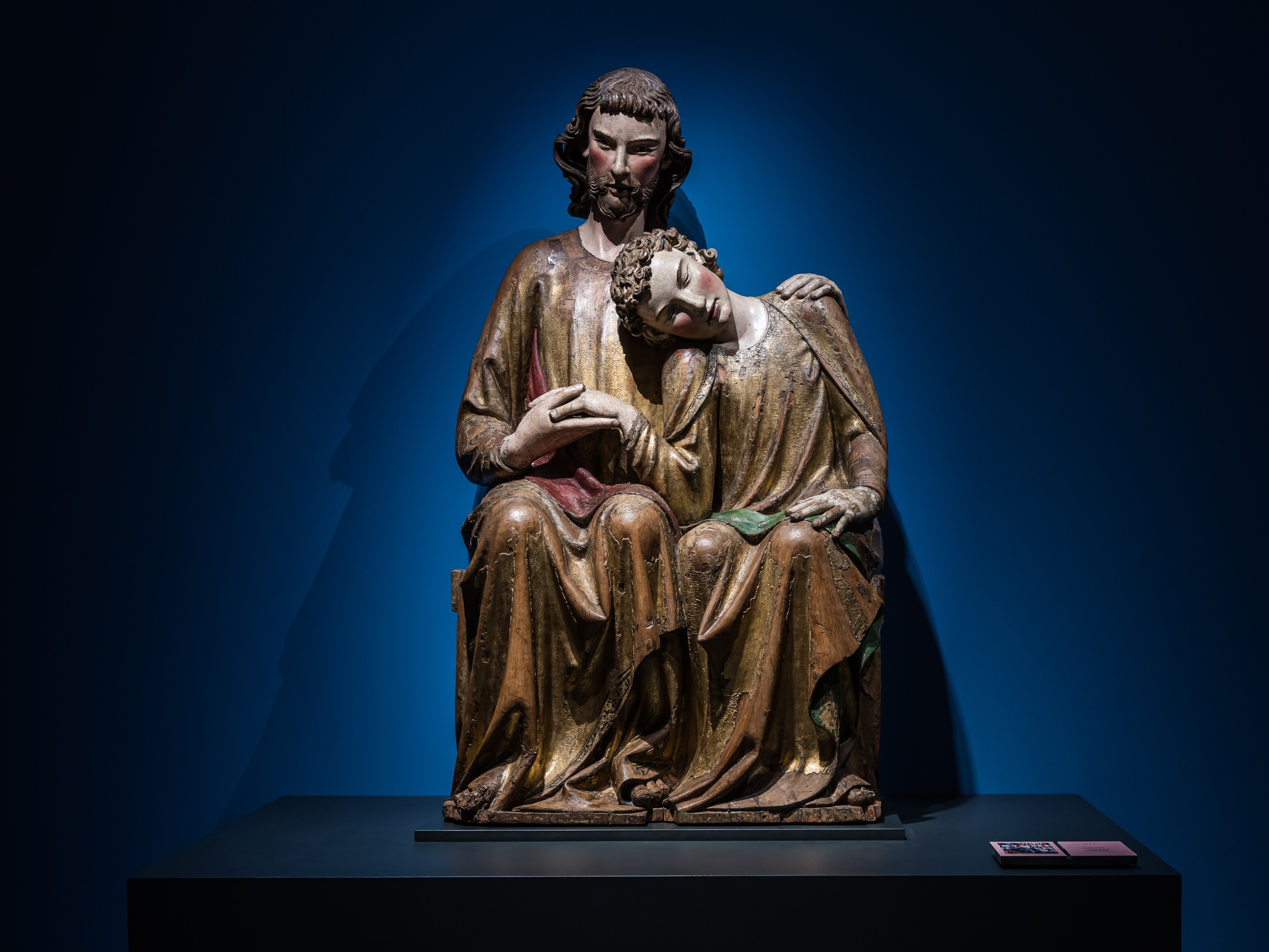 Houten sculptuur van Jezus Christus en zijn apostel Johannes.