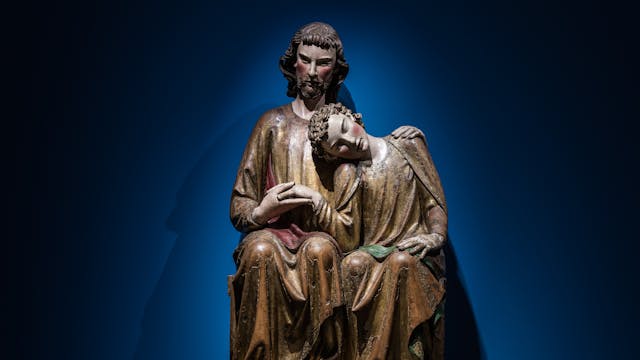 Houten sculptuur van Jezus Christus en zijn apostel Johannes.